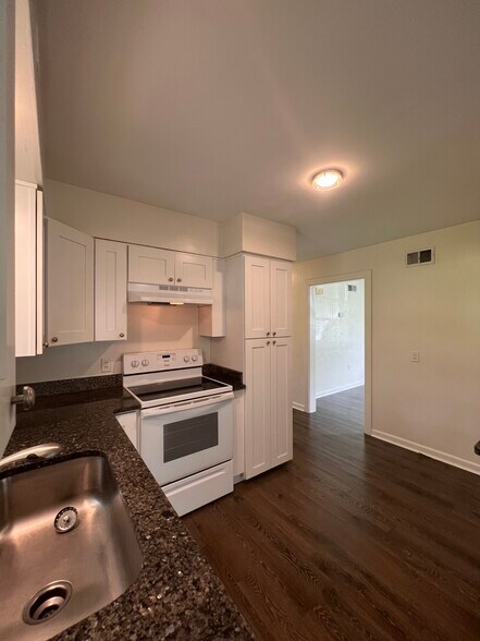 Building Photo - 1405 W Talton Ave