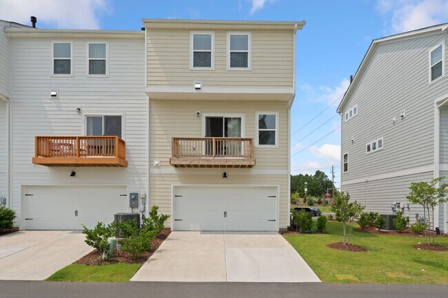 Building Photo - Available Early August! 4 Bed, 3.5 Ba in W...