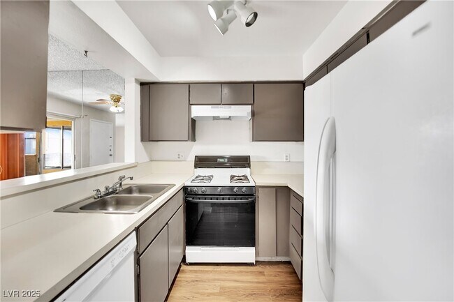 Building Photo - 1417 Hialeah Dr