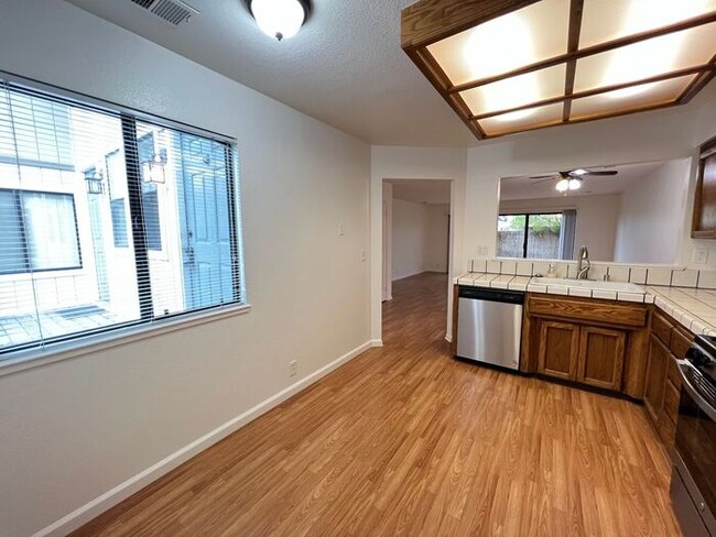 Building Photo - 2BD/2.5BA Townhouse w/ New Appliances & HV...