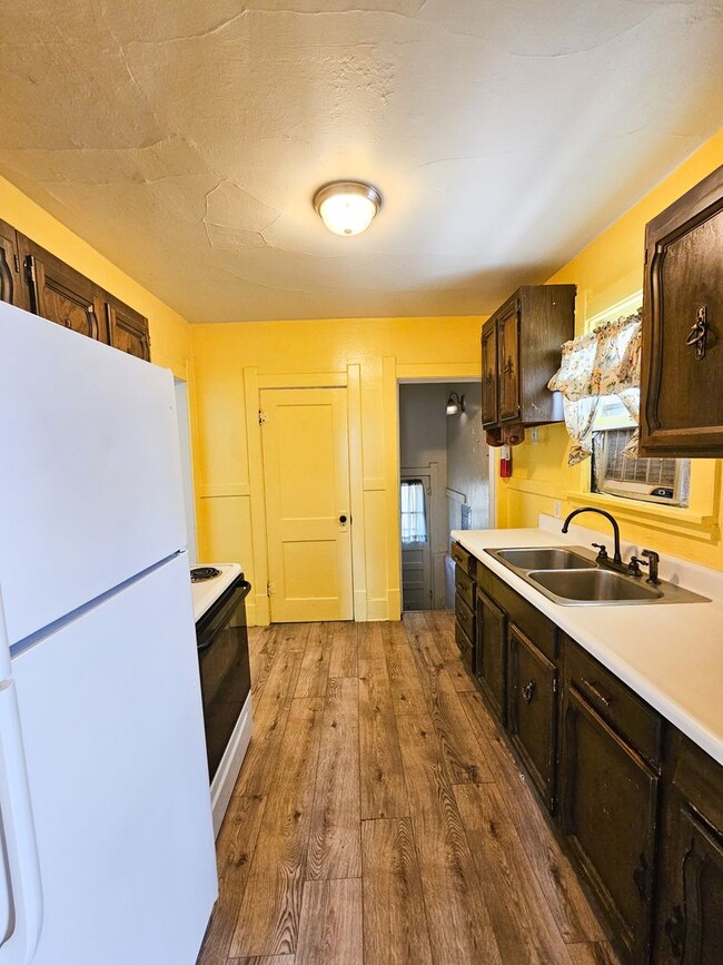 Building Photo - 4 Bedroom Home Located Downtown