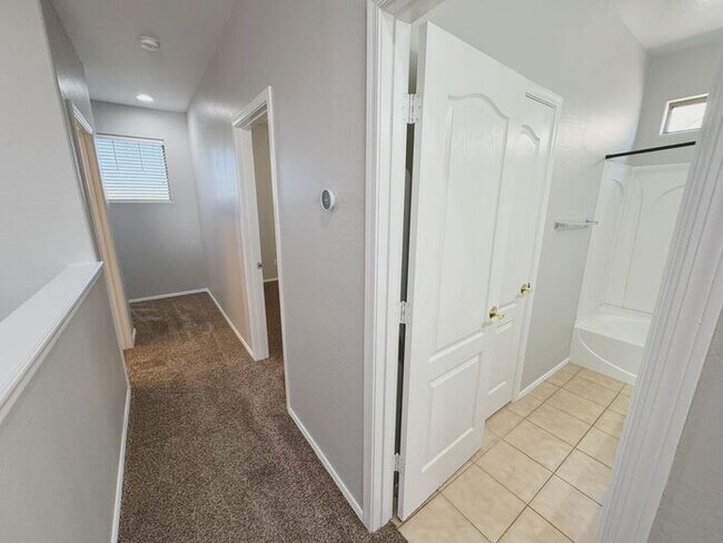 Building Photo - MOVE IN SPECILAS!! 5BD 3BA IN JOHNSON RANC...