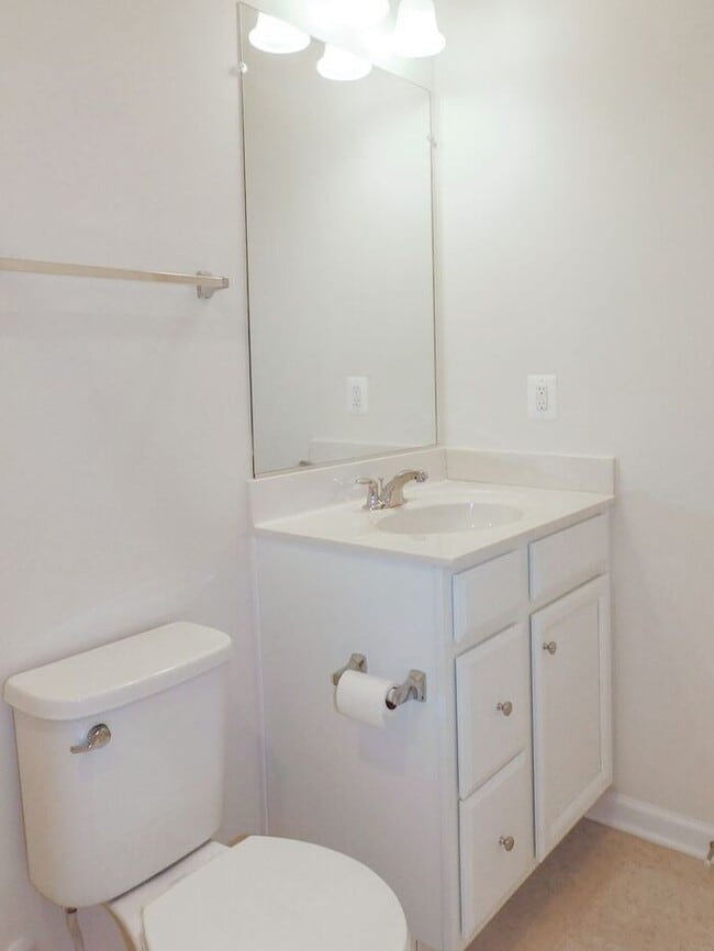 Building Photo - Pet Friendly 3 Story Inner Townhouse with ...