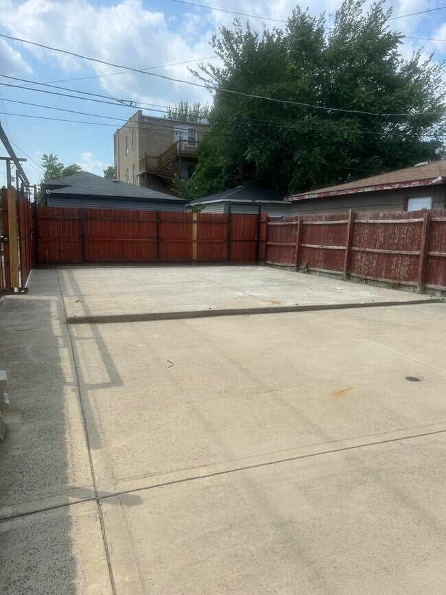 Building Photo - 2414 N Lawndale Ave