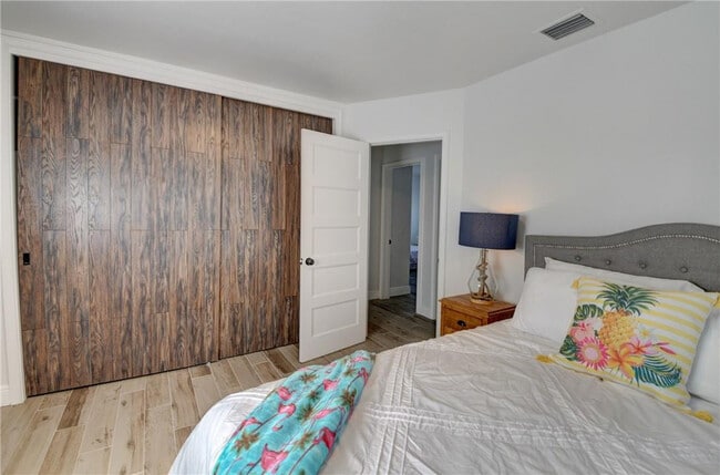 Building Photo - 10 S Swinton Cir