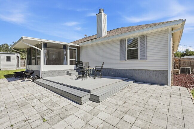 Building Photo - "Charming Pet Friendly 4-Bed Oasis in South Crestview with $500.00 Off First Full Months Rent!"