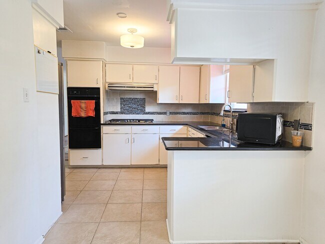 Building Photo - 9507 Meadowbriar Ln