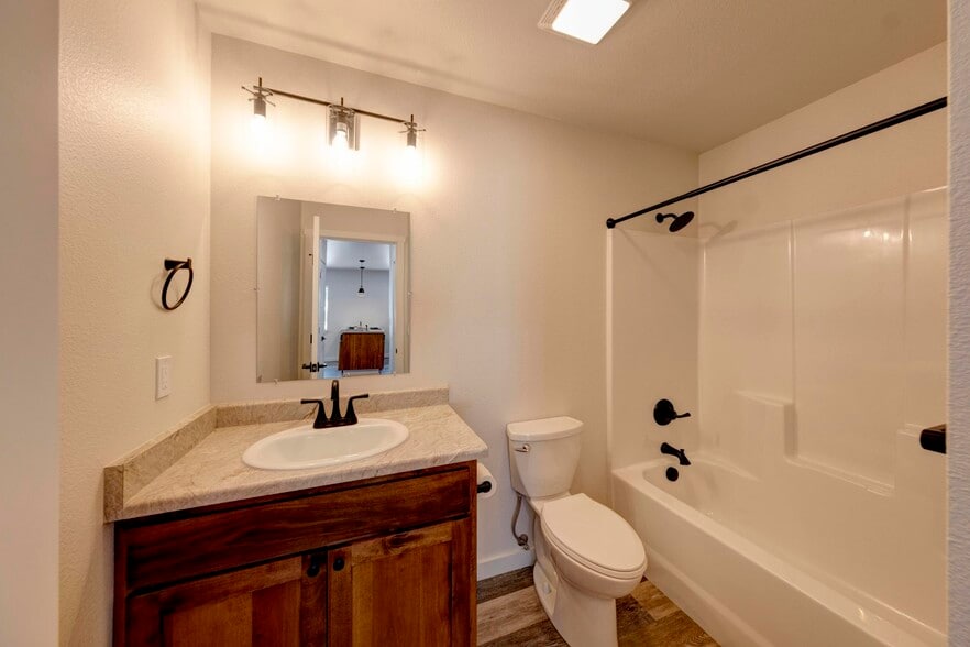 Building Photo - 744 E Loucks St