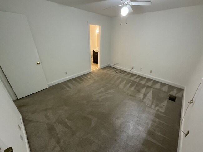Building Photo - Beautiful 2 Bed 2.5 Bath Townhouse!