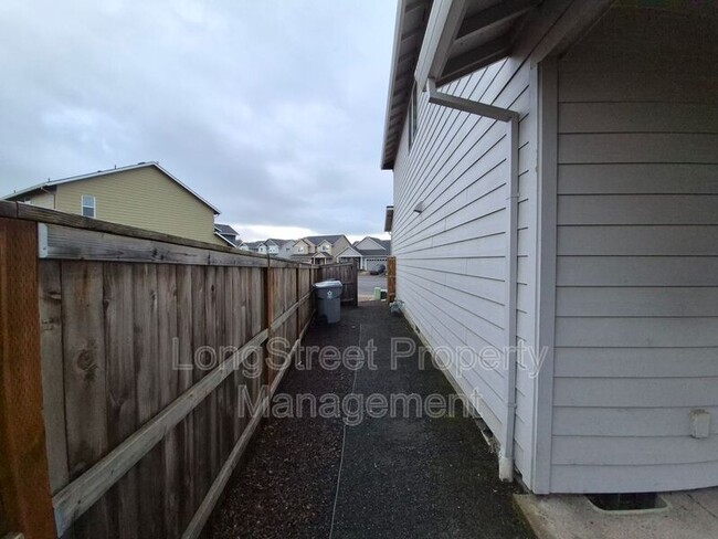 Building Photo - 7278 SE Ronelle Ct