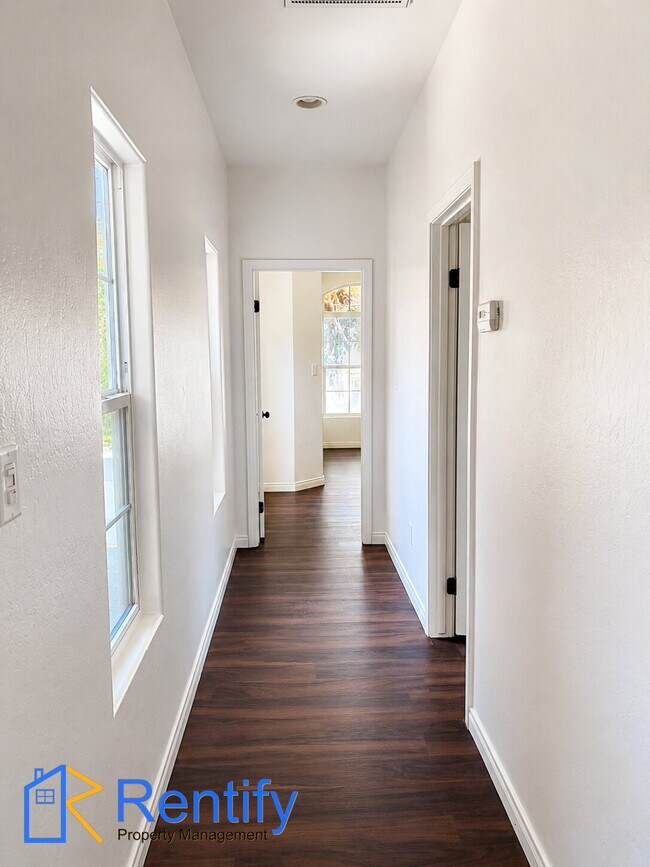 Building Photo - 4 bed, 2.5 bath home in NW Bakersfield - Gardener included