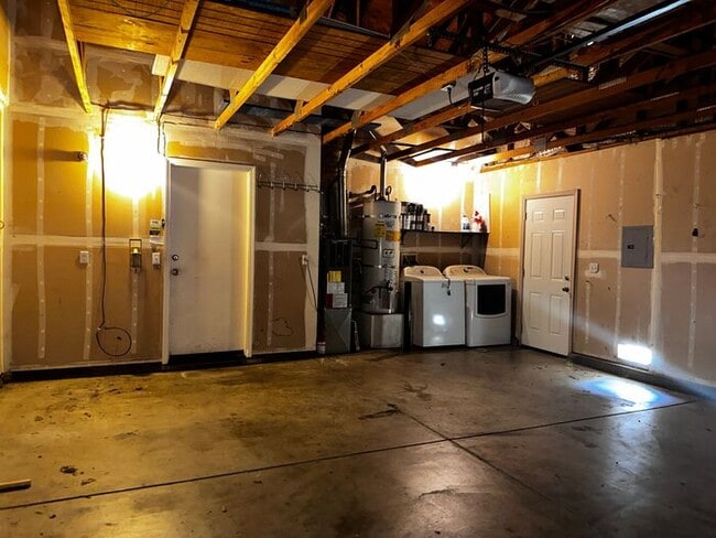 Building Photo - 3 Bedroom 2 Bath House with Amazing Rosevi...