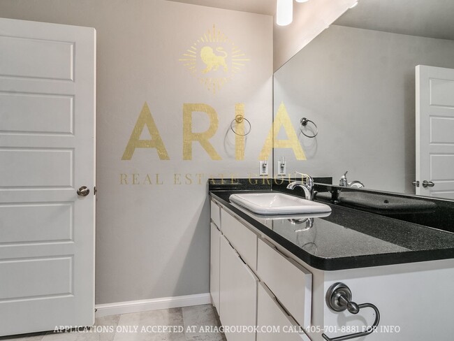 Building Photo - West Norman Urban Contemporary 3 Bed/2.5 Bath West Main Lofts Townhome Available Now!