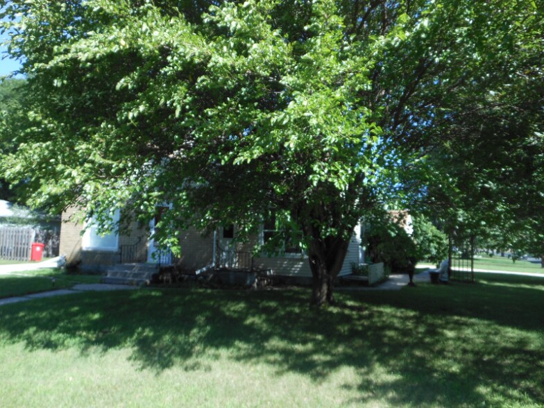 Building Photo - 412 W 64th St