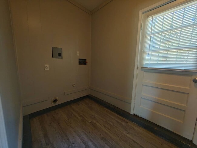Building Photo - Very Nice Newly Renovated Home in Parkway ...