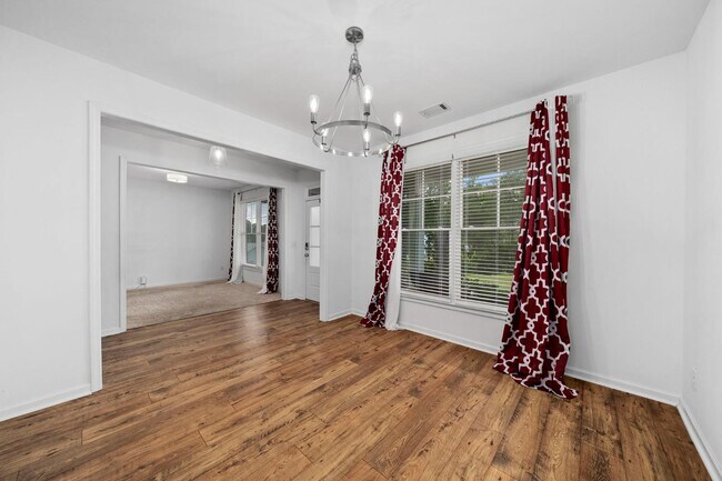 Building Photo - 2108 Charmond Dr