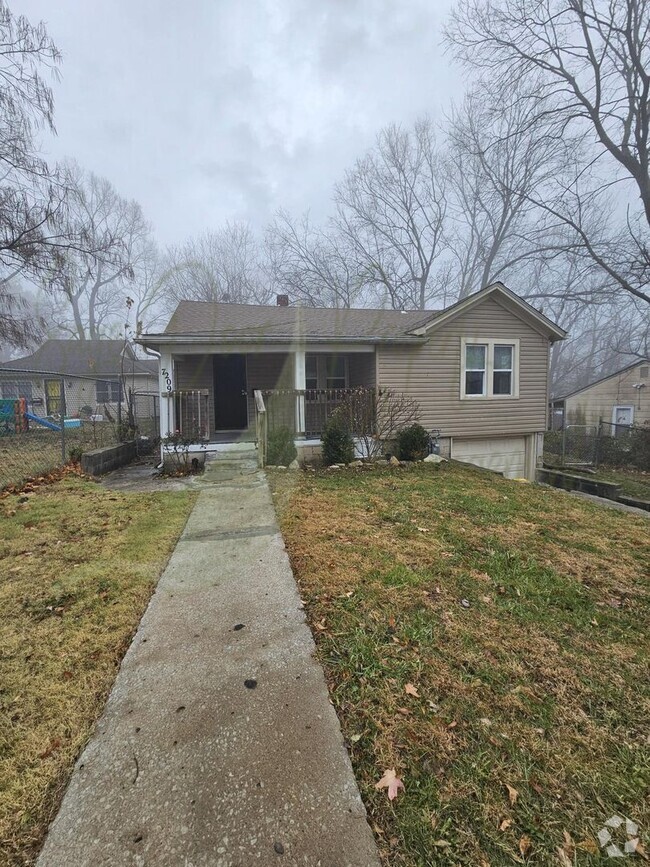 Building Photo - 3 BEDROOM HOME IN KC!!!