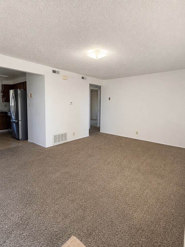 Building Photo - 2 Bed 1 Bath Orem Apartment by Orem Library AVAILABLE NOW at Promotional Rate!!