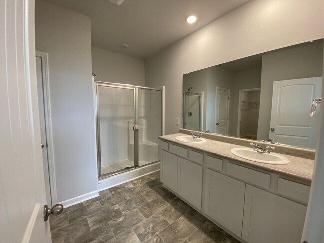 Building Photo - Nice Four Bedroom Home in Lebanon