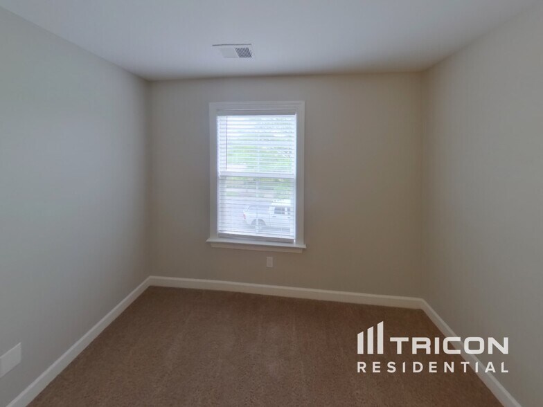 Building Photo - 3009 Kingston Cir N