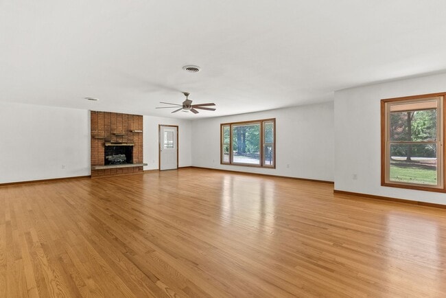 Building Photo - Large 4-Bed Brick Rancher with 2-Car Attached Garage!