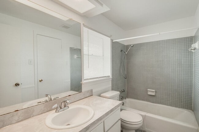 Building Photo - 9023 Pinewood Dr