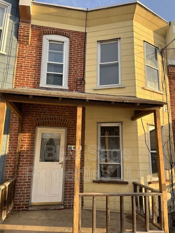 Building Photo - 919 Lawrence Ave