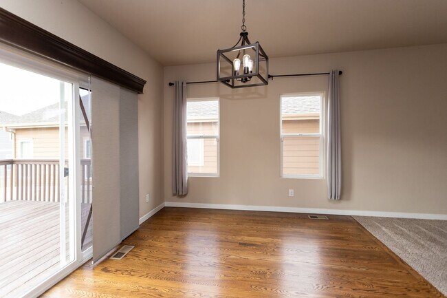 Building Photo - Beautiful Home with Stunning Views!