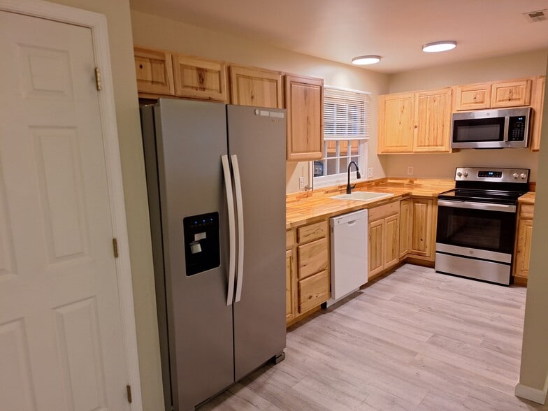 Kitchen - 547 Ronceverte Ave