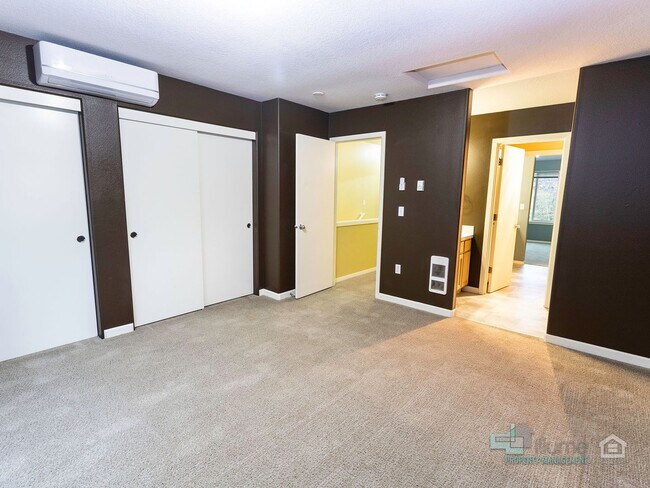 Building Photo - 5215 SE Pardee St