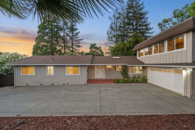 Building Photo - Spacious Menlo Park Retreat with 6 Bedroom...
