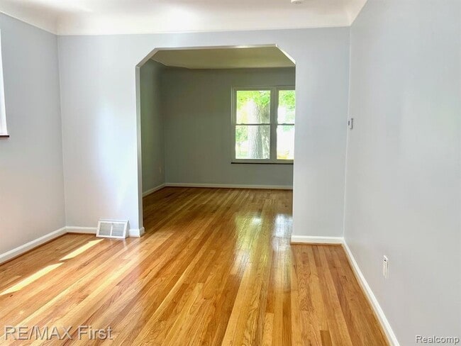 Building Photo - 552 Laprairie St