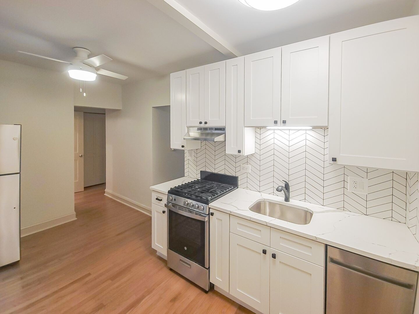 Building Photo - 1700 W Thorndale Ave