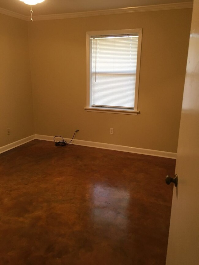 Building Photo - 2/1 with washer dryer