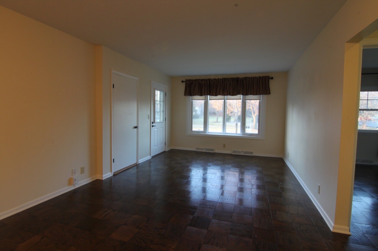 Building Photo - 853 Thackeray Trl