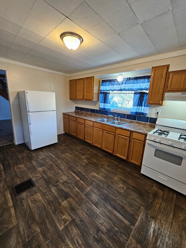 Kitchen - 401 Franklin St