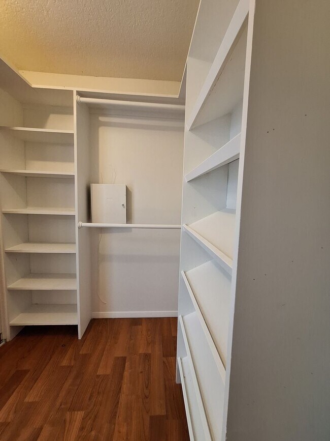 Building Photo - Spacious 4-Bed, 3-Bath Belle Isle Home wit...