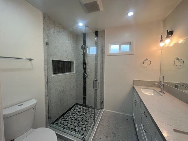 Building Photo - Beautifully renovated 3 bed 2 bath house