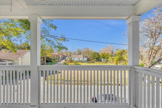 Building Photo - Downtown 4 bedroom home