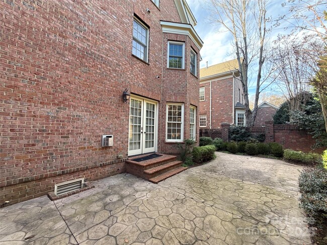 Building Photo - 1109 S Kings Dr