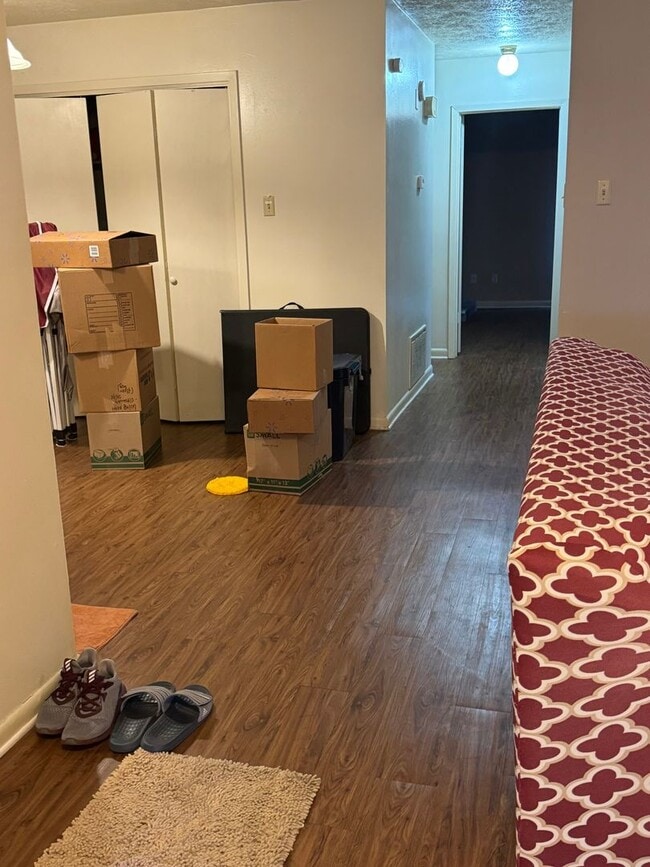 Building Photo - SUBLEASE AVAILABLE DECEMBER 1st Cute 2 bed...