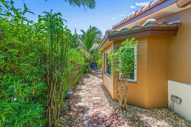 Building Photo - 870 NW 7th St