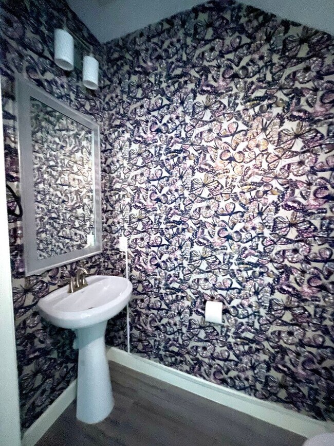 Building Photo - 1211 Marconi St