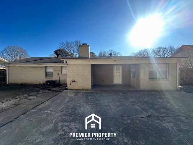 Building Photo - Charming 3BR Memphis Home | Rustic Brick Fireplace, Formal Dining & Fenced Backyard