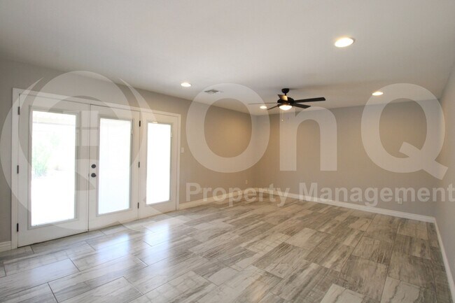 Building Photo - 1653 E Bishop Dr