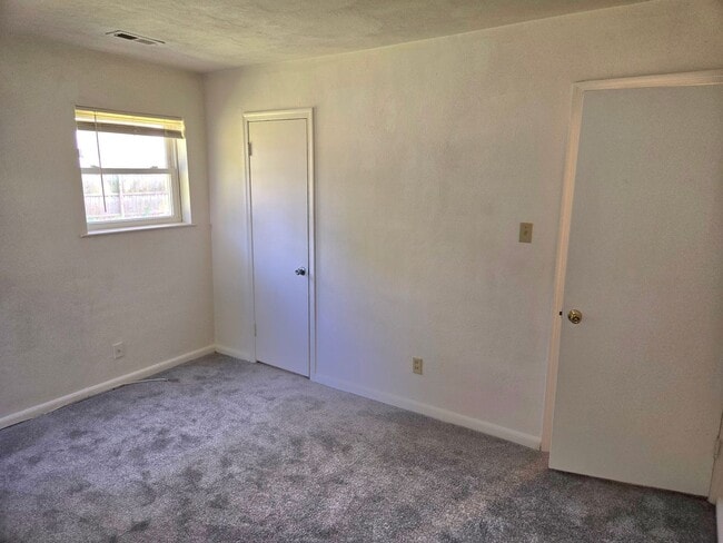 Building Photo - Move In Ready!