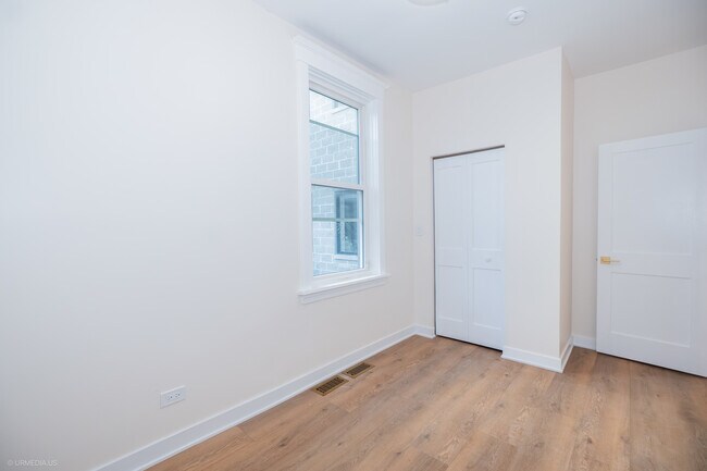 Building Photo - 1711 W Henderson St
