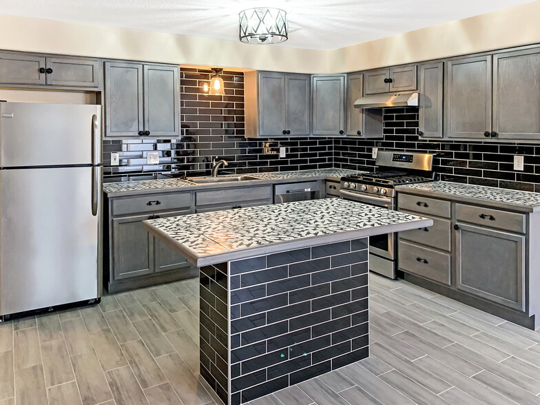 Renovated Kitchens with New Appliances - El Campo Apartments