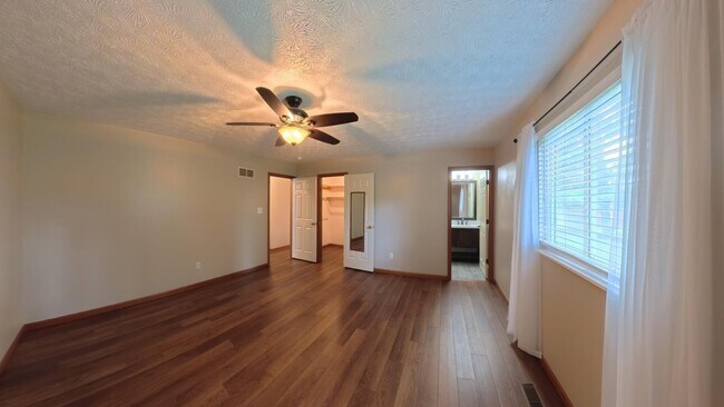 Building Photo - 304 Erin Dr