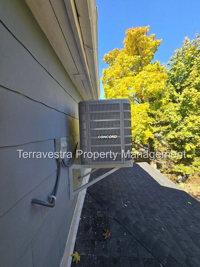 Building Photo - 209 N 3rd St